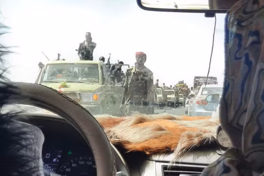 Quân đội Sudan cơ động di chuyển trong thành phố Khartoum, Ảnh South Front.