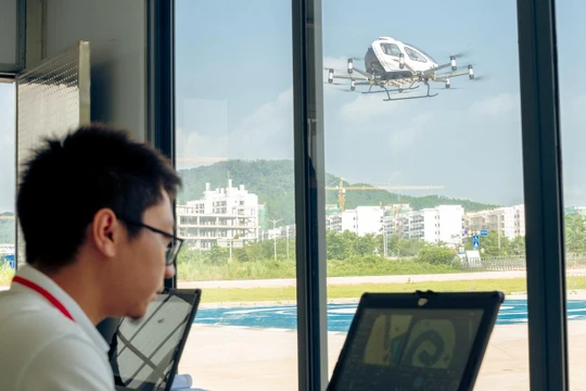 Các quan chức Cục Hàng không Dân dụng Trung Quốc đang xem xét dữ liệu thử nghiệm chứng nhận loại cho eVTOL tự hành EH216-S của EHang. Ảnh: EHang