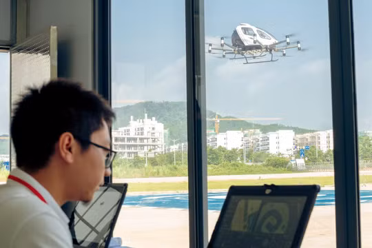 Các quan chức Cục Hàng không Dân dụng Trung Quốc đang xem xét dữ liệu thử nghiệm chứng nhận loại cho eVTOL tự hành EH216-S của EHang. Ảnh: EHang