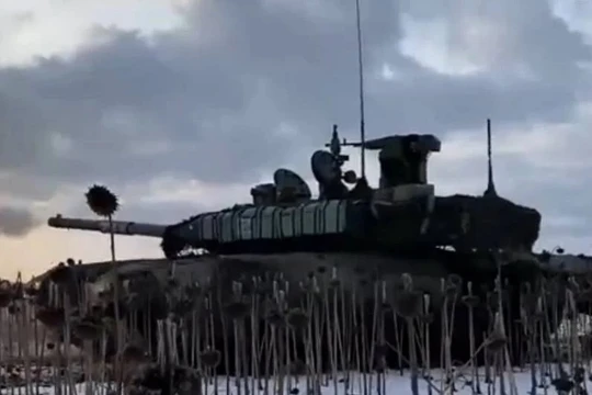 Xe tăng T-90M quân đội Nga pháo kích vào chiến tuyễn phòng ngự của quân đội Ukraine. 