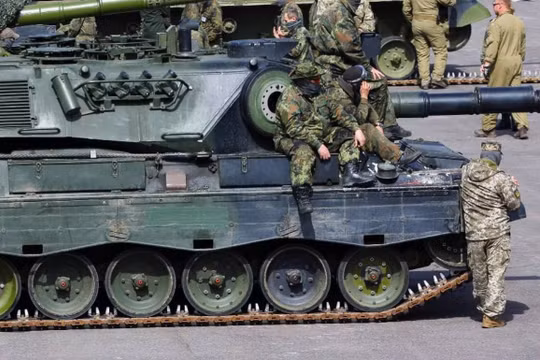 Quân nhân Ukraine trong quá trình huấn luyện trên xe tăng Leopard 1 ở Đức, ngày 5/5/2023. Ảnh: Reuters