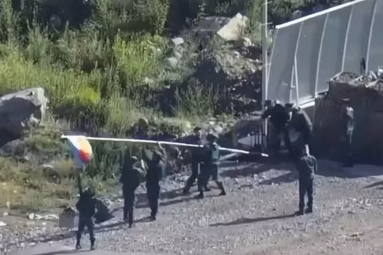 Lính biên phòng Azerbaijan dựng cờ trên đầu cây cầu qua sông Hakari. Ảnh Video South Front.