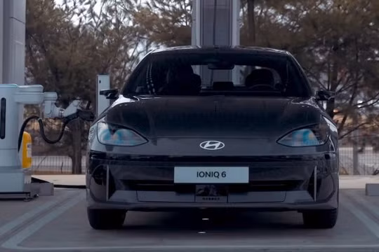 Robot sạc EV của Hyundai sạc cho xe IONIQ 6. Ảnh Hyundai