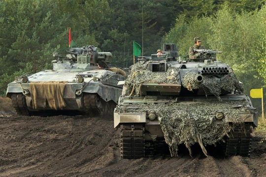 Xe tăng Leopard-2 và xe thiết giáp Marder. Ảnh minh họa Military Ukraine. 