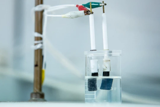 Thí nghiệm điện phân tách hydro - oxy từ nước biển của nhóm nghiên cứu tại RMIT, Úc. Ảnh RMIT