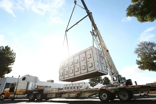 Vận chuyển hệ thống pin lưu trữ điện tái tạo EnerVenue. Ảnh EnerVenue