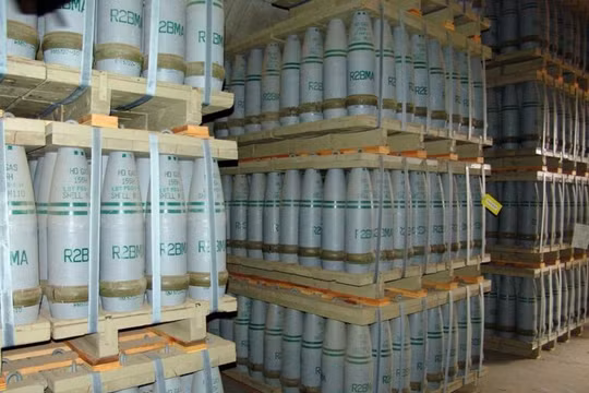 Kho đạn chùm DM632 155 mm. Ảnh South Front.