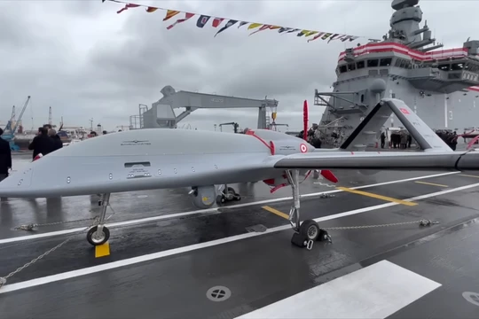 UAV Bayraktar TB3 trên tàu đổ bộ tấn công UAV – trực thăng TCG Anadolu. Ảnh Turkic World. 