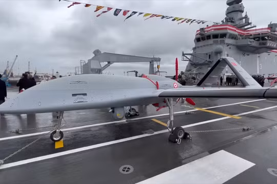 UAV Bayraktar TB3 trên tàu đổ bộ tấn công UAV – trực thăng TCG Anadolu. Ảnh Turkic World. 