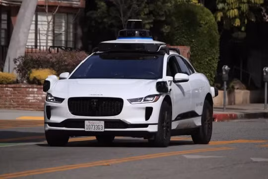 Xe điện Jaguar I-PACE được trang bị công nghệ tự lái hoàn toàn Waymo ở Santa Monica, California, ngày 21/ 2/2023. Ảnh CNBC