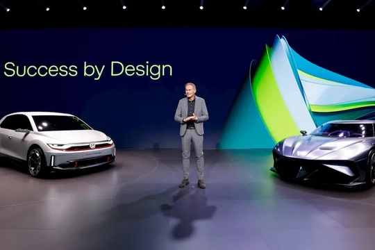  Giám đốc điều hành Volkswagen Oliver Blume giới thiệu các nguyên mẫu ý tưởng xe điện của công ty. Ảnh Electrek