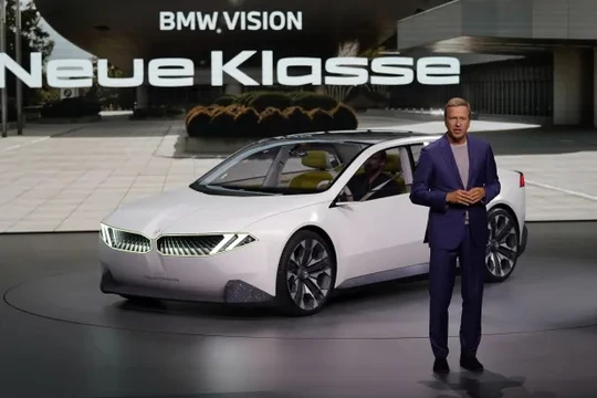 Giám đốc điều hành BMW Oliver Zipse phát biểu trong buổi giới thiệu BMW “New Class” trong một sự kiện tại triển lãm ô tô IAA ở Munich. Ảnh Getty
