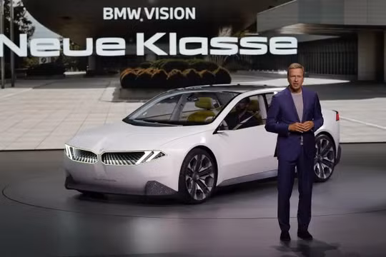 Giám đốc điều hành BMW Oliver Zipse phát biểu trong buổi giới thiệu BMW “New Class” trong một sự kiện tại triển lãm ô tô IAA ở Munich. Ảnh Getty