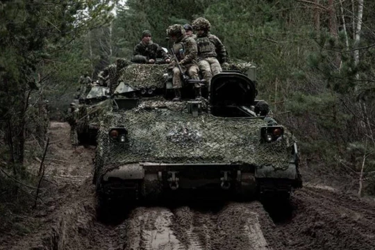 Quân đội Ukraine huấn luyện chiến đấu với xe thiết giáp M2 Bradley của Mỹ. Ảnh Military Ukraine. 