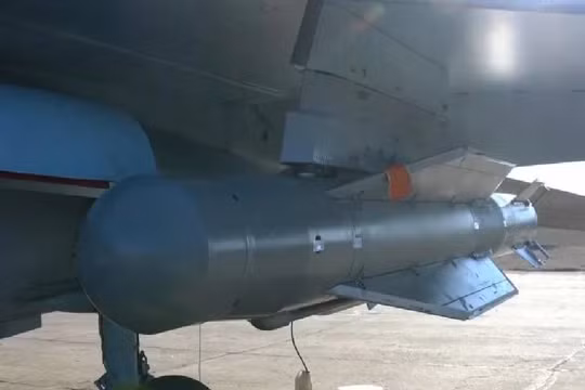 Bom UPAB-1500B dưới cánh máy bay ném bom. Ảnh Bộ Quốc phòng Nga.
