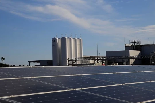 Trung tâm nghiên cứu hydro Fukushima (FH2R) và trang trại điện mặt trời liền kề tại thị trấn Namie, tỉnh Fukushima, Nhật Bản, ngày 6/3/2021. Reuters/ Yuka Obayashi/File Photo