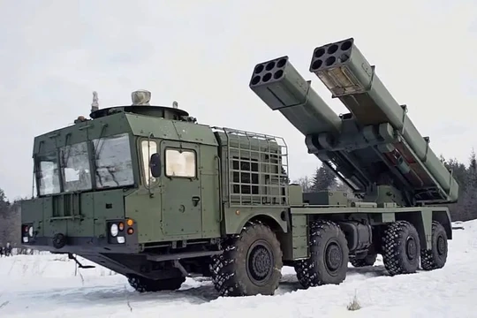 Uragan-1M có thể mang theo 2 mô-đun phóng tên lửa với 12 ống phóng tên lửa 300 mm hoặc 2 mô đun với 30 ống phóng tên lửa 220 mm. Ảnh: Yandex