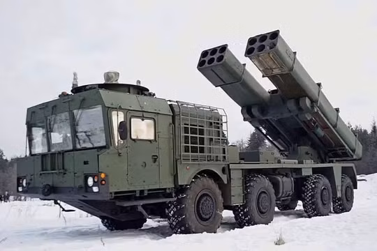 Uragan-1M có thể mang theo 2 mô-đun phóng tên lửa với 12 ống phóng tên lửa 300 mm hoặc 2 mô đun với 30 ống phóng tên lửa 220 mm. Ảnh: Yandex
