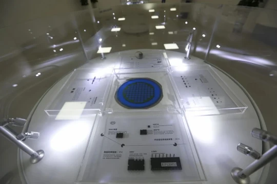 Sản xuất linh kiện bán dẫn ở Thượng Hải. Ảnh SCMP