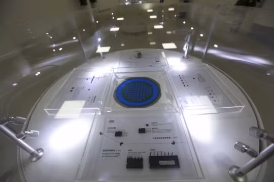 Sản xuất linh kiện bán dẫn ở Thượng Hải. Ảnh SCMP