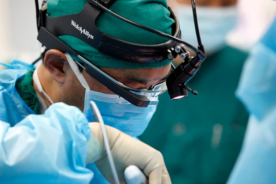 Kính thực tế tăng cường Google Glass Enterprise, năm 2017. Ảnh minh họa CNBC