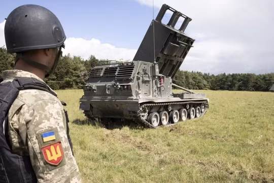 Na Uy và Vương quốc Anh đang hợp tác cung cấp cho Ukraine pháo phản lực tên lửa M270 (MLRS). Ảnh Military Ukraine.