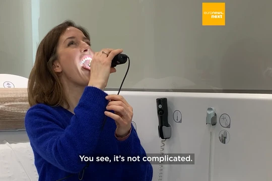 Trong gian hàng y tế từ xa của H4D, các bác sĩ trong cuộc gọi video hướng dẫn bệnh nhân cách sử dụng ống soi và những dụng cụ khác để tự khám sức khỏe. Ảnh minh họa video EuroNews