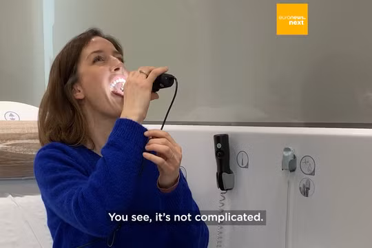 Trong gian hàng y tế từ xa của H4D, các bác sĩ trong cuộc gọi video hướng dẫn bệnh nhân cách sử dụng ống soi và những dụng cụ khác để tự khám sức khỏe. Ảnh minh họa video EuroNews