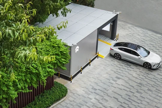 Trạm hoán đổi pin xe điện (EV) tự động. Ảnh Reuters