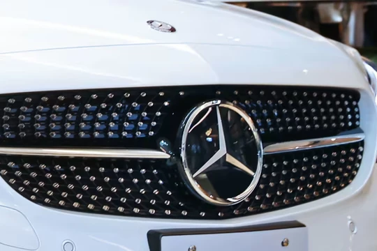 Xe Mercedes-Benz sẽ có kết nối mạng 5G. Ảnh Nikkei Asia