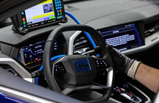 Một nhân viên chạy thử nghiệm xe điện Audi Q4 e-tron (EV) trên dây chuyền lắp ráp tại nhà máy ô tô điện Volkswagen AG (VW) ở Zwickau, Đức, ngày 26/4/2022. Ảnh Bloomberg