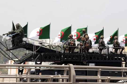 Quân đội Algeria diễn tập bắn đạn thật quy mô lớn. Ảnh The News Dept