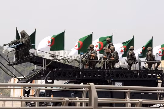 Quân đội Algeria diễn tập bắn đạn thật quy mô lớn. Ảnh The News Dept