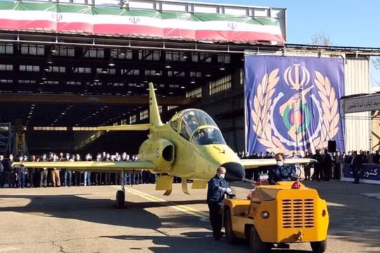 Phiên bản mới máy bay phản lực huấn luyện Yasin do Iran sản xuất được ra mắt tại Tehran, Iran ngày 11/3/2023. Ảnh hãng tin Tasnim.