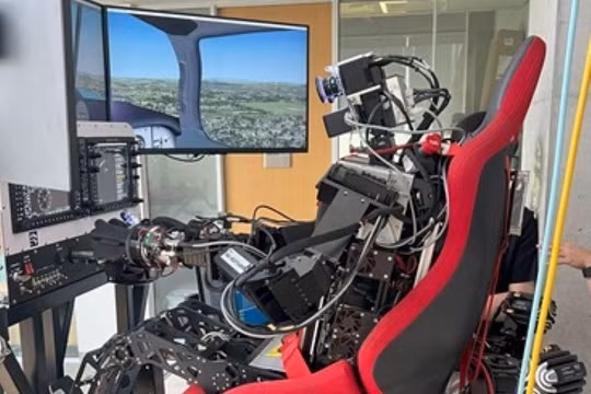 Các nhà khoa học KAIST, Hàn Quốc phát triển robot hình người điều khiển máy bay. Ảnh Euro News.