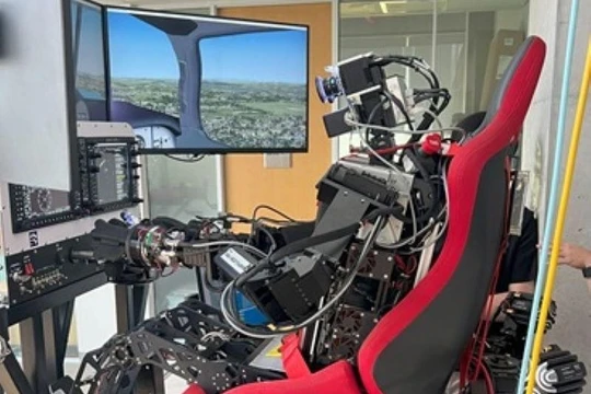 Các nhà khoa học KAIST, Hàn Quốc phát triển robot hình người điều khiển máy bay. Ảnh Euro News.