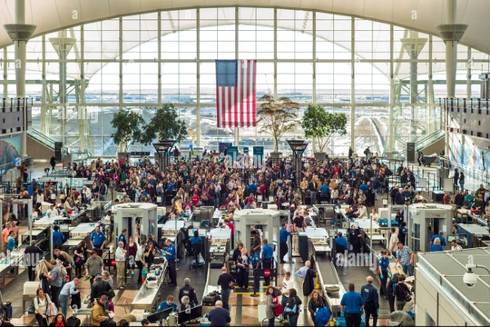 Xếp hàng kiểm tra an ninh tại sân bay quốc tế Denver, Mỹ. Ảnh Deposit Photos