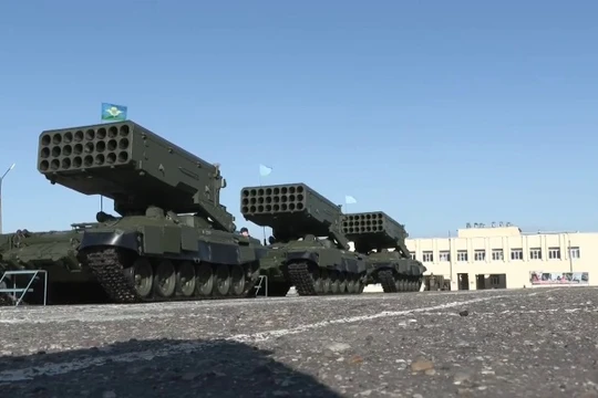 Lính dù Nga được trang bị pháo phản lực nhiệt áp TOS-1A "Solntsepek". Ảnh video RG