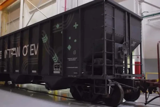 Toa tàu tự hành chạy bằng pin, điều khiển bằng smartphone. Ảnh video Intramotev.