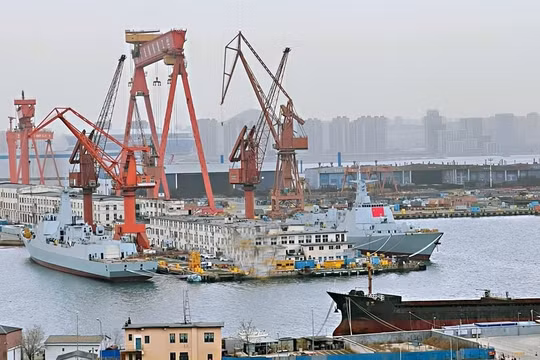 Trung Quốc hạ thủy 2 khu trục hạm Type-052DL cùng một ngày ở Đại Liên. Ảnh Naval News