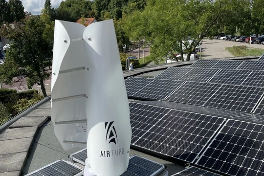 Hệ thống điện gió - mặt trời 500 W của công ty Airturb. Airturb.