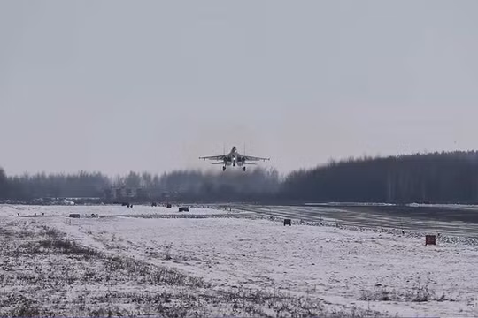 Tiêm kích đa nhiệm Su-35S xuất kích. Ảnh minh họa Izvestia.