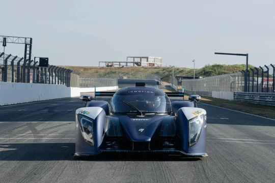 Các sinh viên tại Đại học Công nghệ Eindhoven đã phát triển một giải pháp pin sạc nhanh cho một nguyên mẫu xe đua điện Ảnh Eindhoven