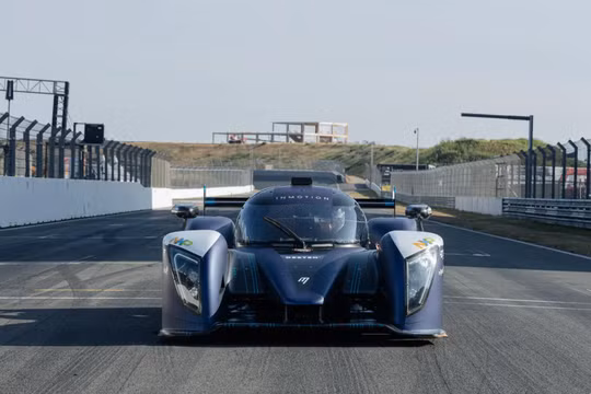 Các sinh viên tại Đại học Công nghệ Eindhoven đã phát triển một giải pháp pin sạc nhanh cho một nguyên mẫu xe đua điện Ảnh Eindhoven