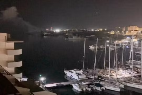 Vụ nổ của 1 USV trên vịnh thành phố Sevastopol. Ảnh South Front.