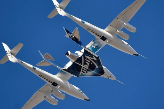 Virgin Galactic thực hiện chuyến bay vũ trụ thương mại với khách du lịch tư nhân trả tiền. Ảnh video CNBC.