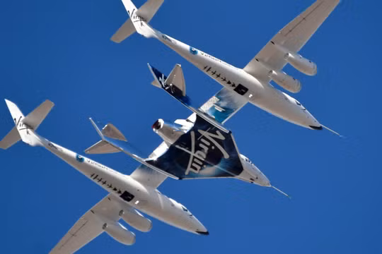 Virgin Galactic thực hiện chuyến bay vũ trụ thương mại với khách du lịch tư nhân trả tiền. Ảnh video CNBC.