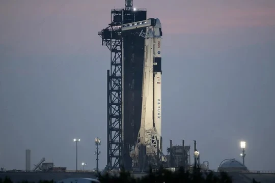 Tên lửa Falcon 9 của SpaceX với Tàu vũ trụ Crew Dragon trước thời điểm phóng. Ảnh CNBC