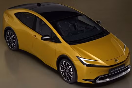 Xe điện Toyota Prius PHEV sẽ được lắp đặt pin mặt trời dị thể trên nóc xe. Ảnh pv-magazine Nhật Bản.