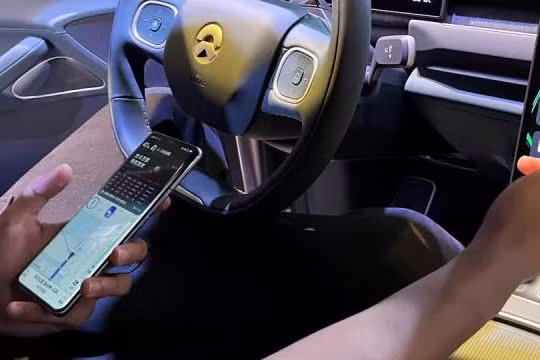 Nhà sản xuất xe điện Trung Quốc Nio ra mắt điện thoại thông minh đầu tiên. Ảnh Video Reuters